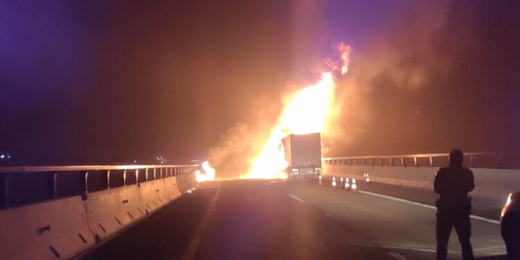 Nuevo corte en la A-52, a la altura de Padornelo, tras el incendio de este domingo de un vehículo