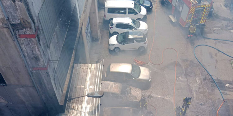 Provoca con un cigarrillo un incendio que afectó a tres coches y una nave industrial