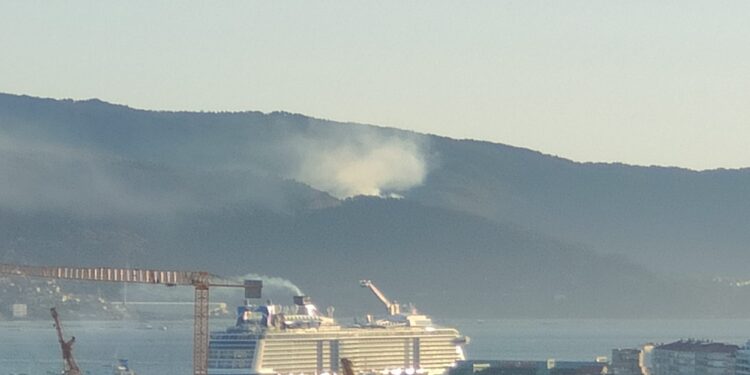 El fuego pone en alerta al área metropolitana de Vigo con otro incendio declarado en Moaña