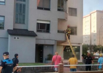 Un incendio calcina parte de una vivienda en el barrio de Balaídos