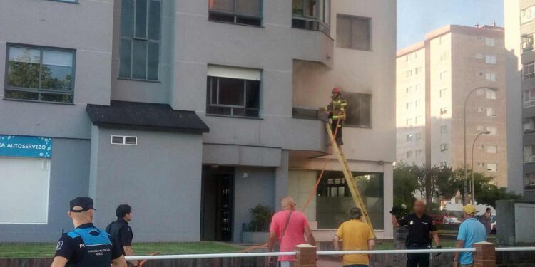 Un incendio calcina parte de una vivienda en el barrio de Balaídos