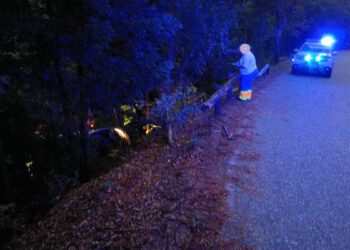 Una mujer y dos menores, heridos al caer su coche por un terraplén y volcar en el Monte Aloia