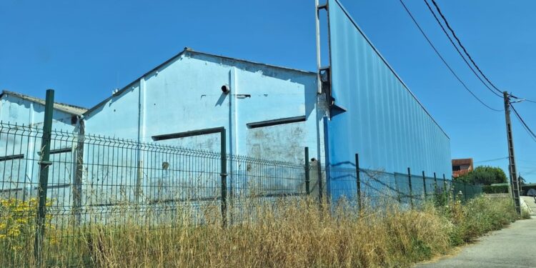 Vecinos de Valladares piden reunirse con la policía tras varios robos y la ocupación de una nave