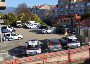 El vigilante de una tienda de Vigo reduce con un espray a un ladrón que llevaba nueve cuchillos encima