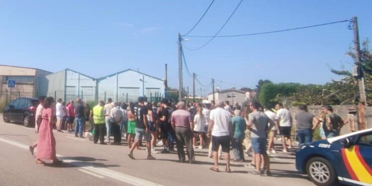 Decenas de personas se concentran en Valladares para desalojar a okupas de una nave abandonada