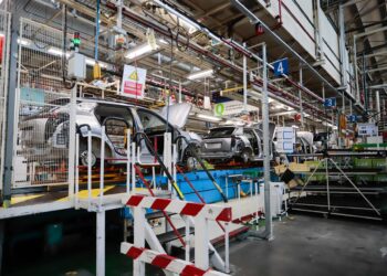 Stellantis Vigo para su producción en una línea de montaje un día después de volver de vacaciones