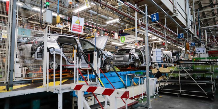 Stellantis Vigo para su producción en una línea de montaje un día después de volver de vacaciones