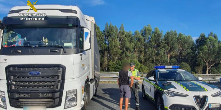Inmovilizado en A Cañiza un camionero portugués que dio positivo en drogas y había superado el tiempo de conducción