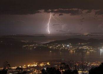 Así fue la espectacular tormenta eléctrica sobre Vigo y las Rías Baixas: miles de rayos iluminan Galicia