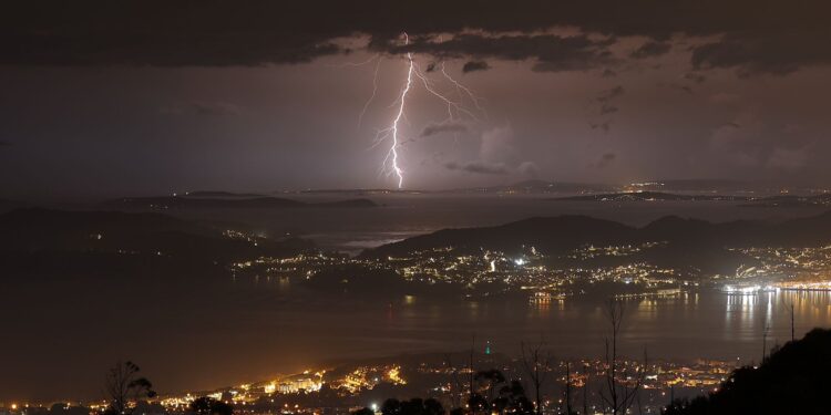 Así fue la espectacular tormenta eléctrica sobre Vigo y las Rías Baixas: miles de rayos iluminan Galicia