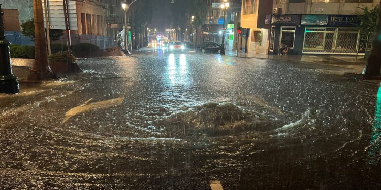 Calles anegadas en Vigo por la riada: 22 l/m2 de madrugada, entre las máximas de Galicia