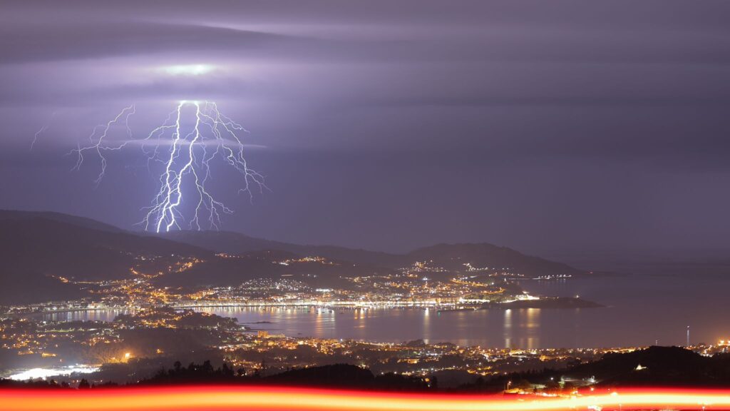 Rayo sobre el Val Miñor tormenta eléctrica