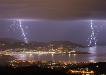 Así fue la espectacular tormenta eléctrica sobre Vigo y las Rías Baixas: miles de rayos iluminan Galicia