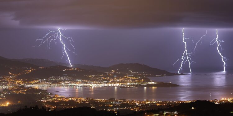 Así fue la espectacular tormenta eléctrica sobre Vigo y las Rías Baixas: miles de rayos iluminan Galicia