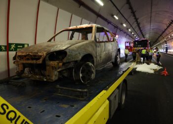 Un turismo ardiendo en el túnel de A Cañiza provoca el corte de la A-52