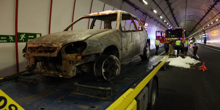 Un turismo ardiendo en el túnel de A Cañiza provoca el corte de la A-52