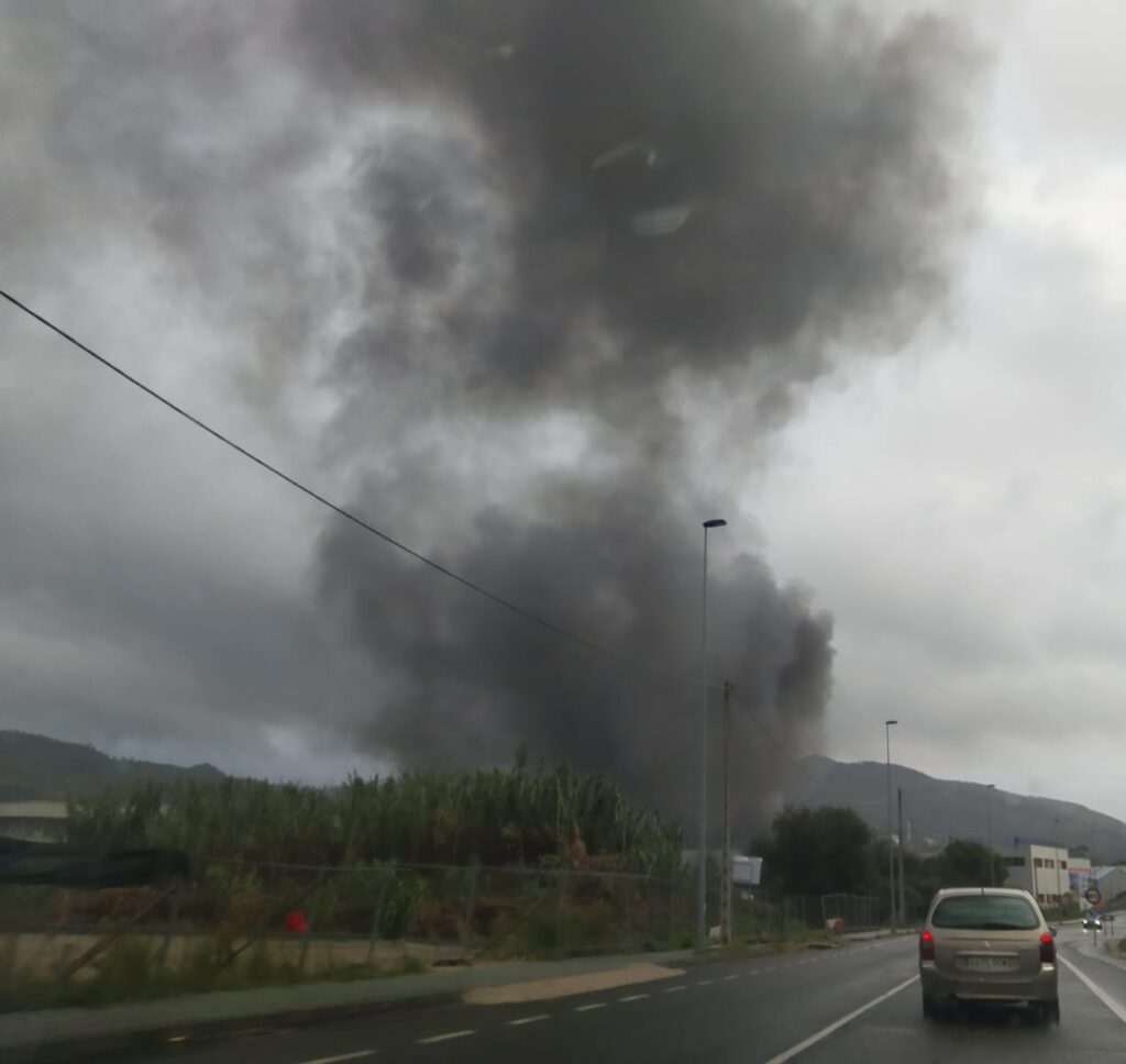 Incendio en una nave del Caramuxo en Vigo