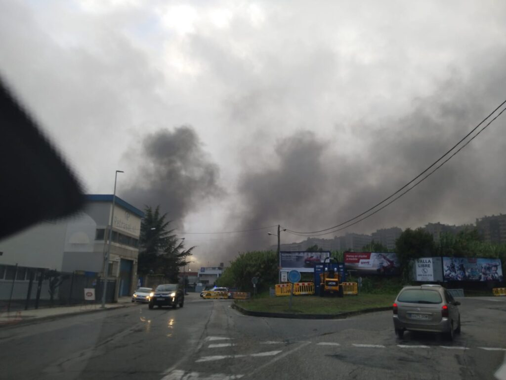 Incendio en una nave del Caramuxo en Vigo