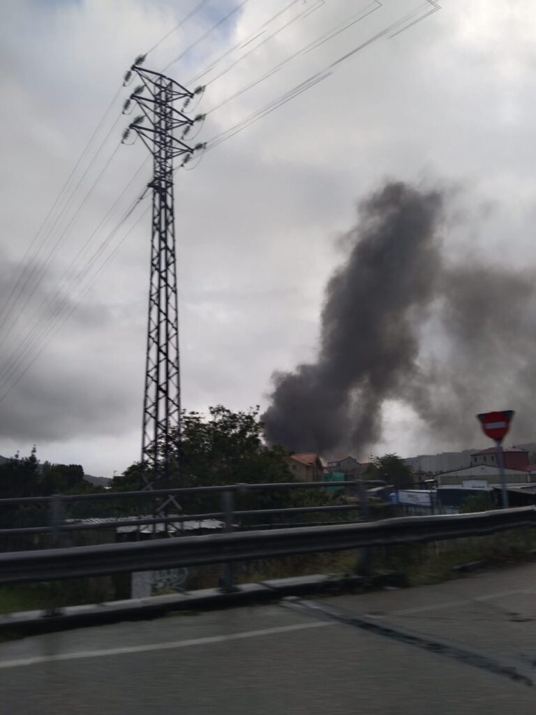 Incendio en una nave del Caramuxo en Vigo