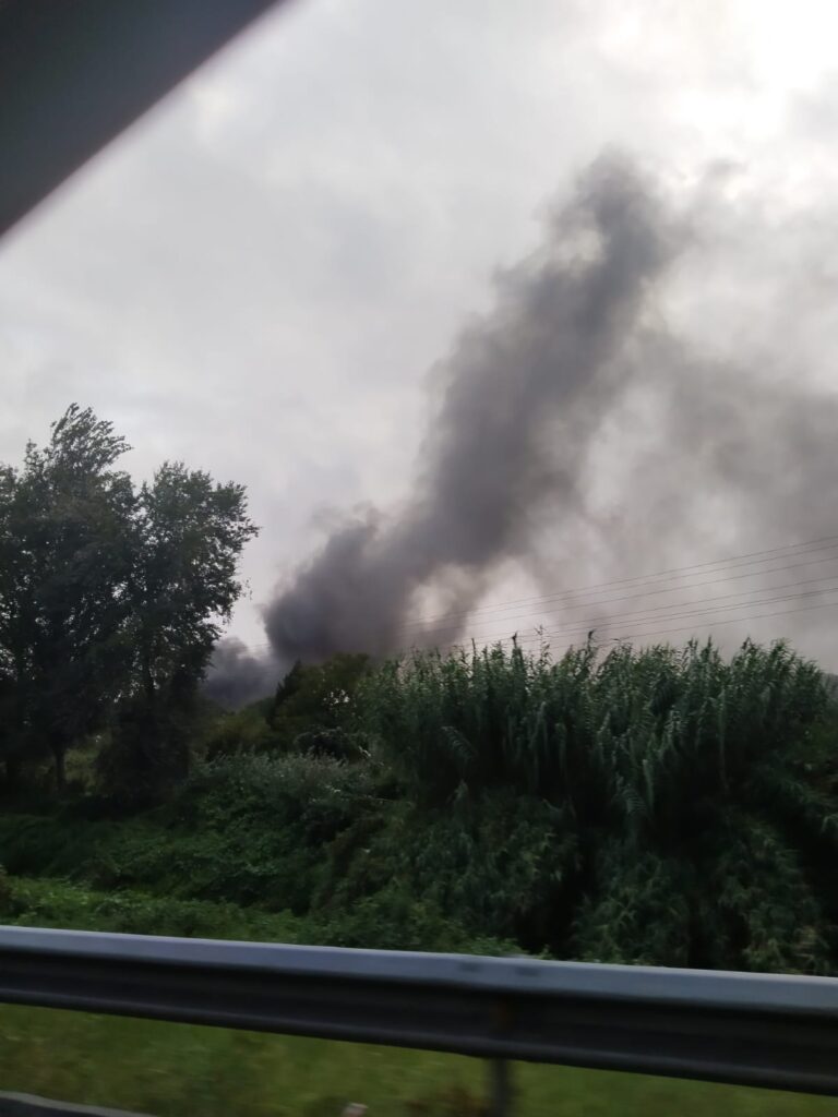 Incendio en una nave del Caramuxo en Vigo