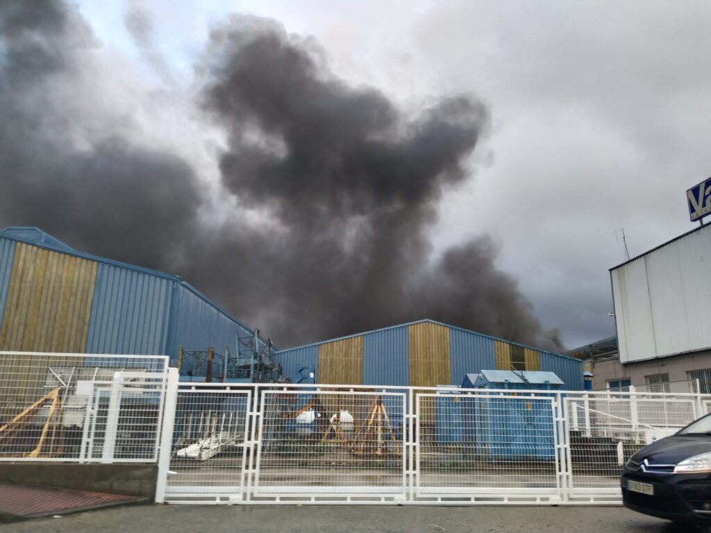 Incendio en una nave del Caramuxo en Vigo