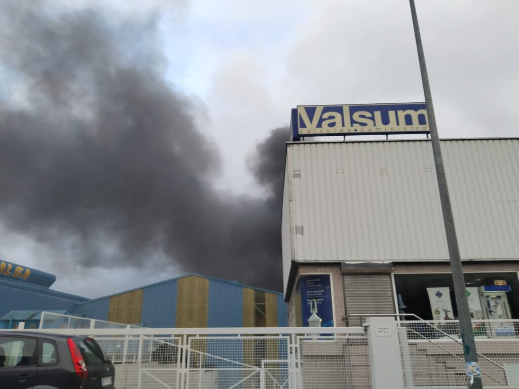 Incendio en una nave del Caramuxo en Vigo