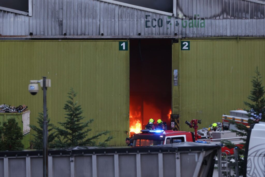 Incendio en una nave del Caramuxo en Vigo