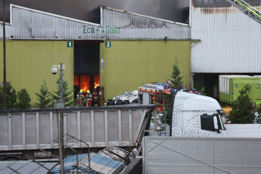 Incendio en una nave del Caramuxo en Vigo