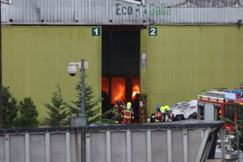 Incendio en una nave del Caramuxo en Vigo