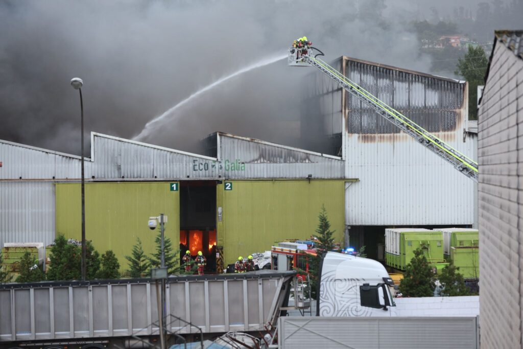 Incendio en una nave del Caramuxo en Vigo