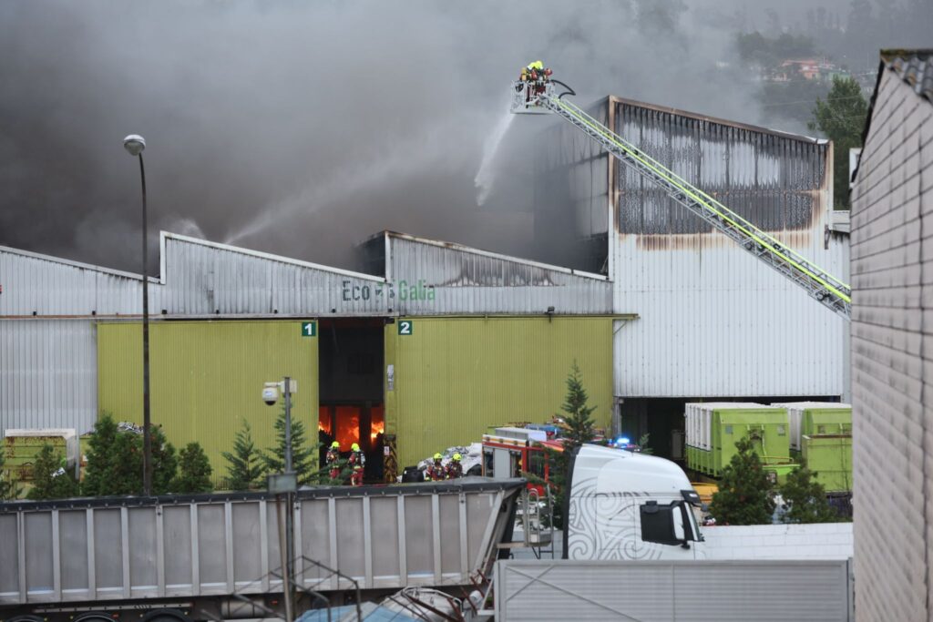 Incendio en una nave del Caramuxo en Vigo