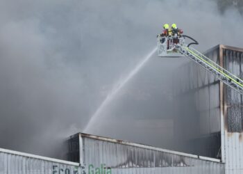 Un incendio arrasa una nave del punto limpio del Caramuxo en Vigo