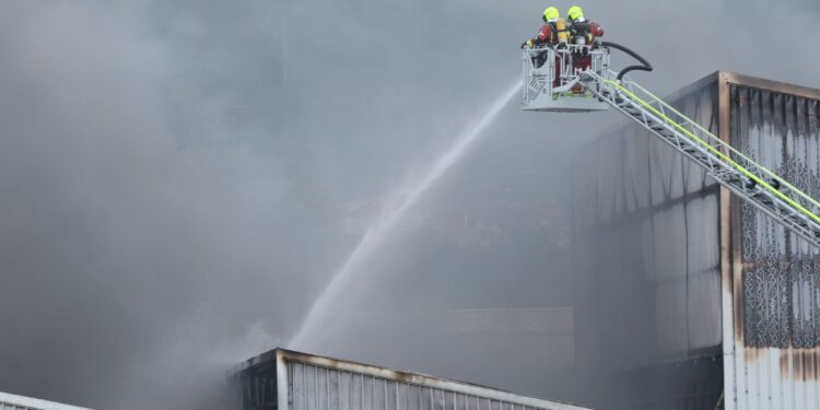 Un incendio arrasa una nave del punto limpio del Caramuxo en Vigo