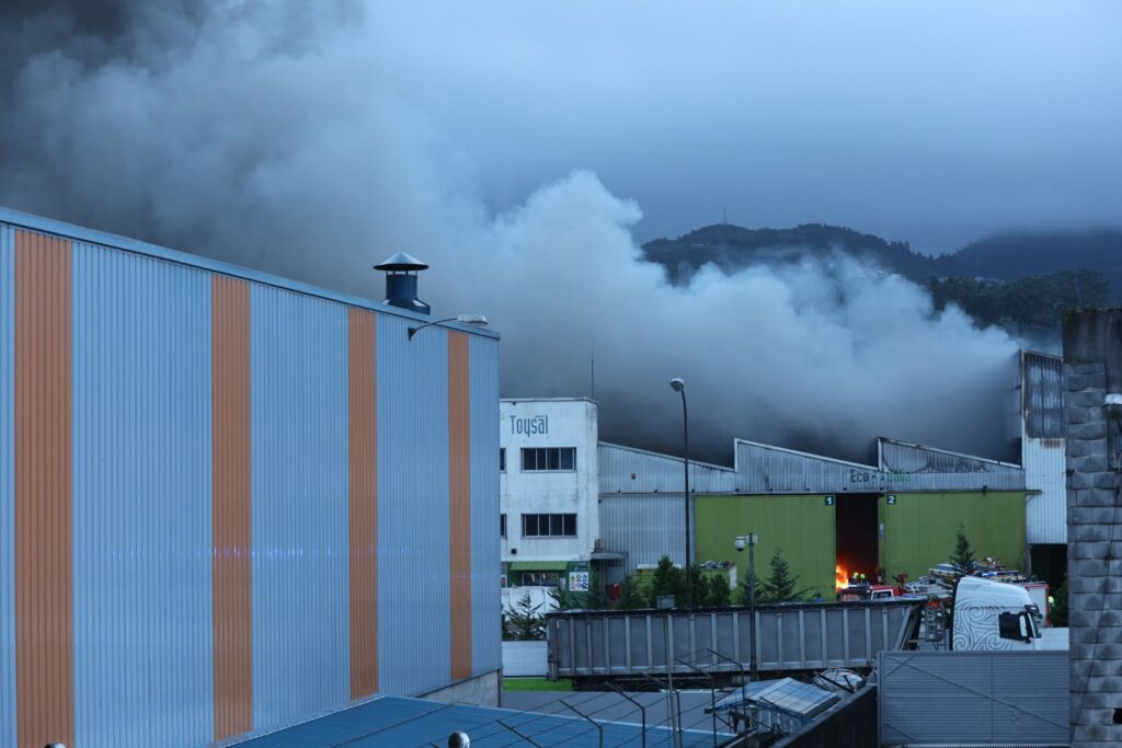 Incendio en una nave del Caramuxo en Vigo