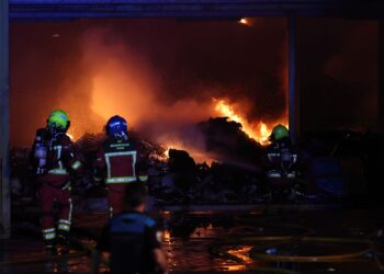 Los bomberos, «desbordados» por el incendio en Toysal; el Concello defiende un «operativo correcto»