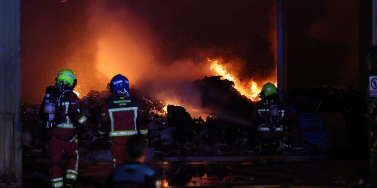 Los bomberos, «desbordados» por el incendio en Toysal; el Concello defiende un «operativo correcto»
