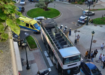 Una mujer herida al ser arrollada por el bus turístico de Vigo