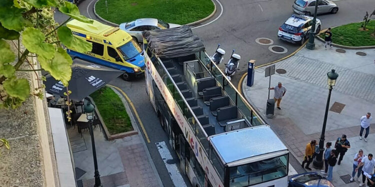 Una mujer herida al ser arrollada por el bus turístico de Vigo