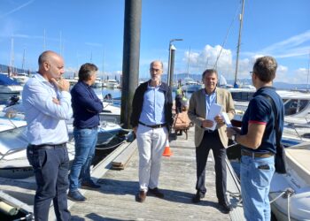 Baiona renova os pantaláns do porto