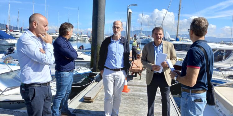 Baiona renova os pantaláns do porto
