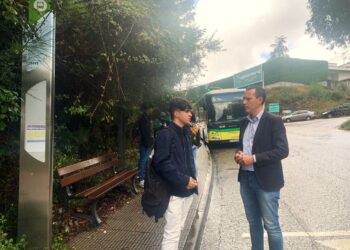 Instan al Concello a adecuar las frecuencias de Vitrasa a los horarios del alumnado del IES Carlos Casares