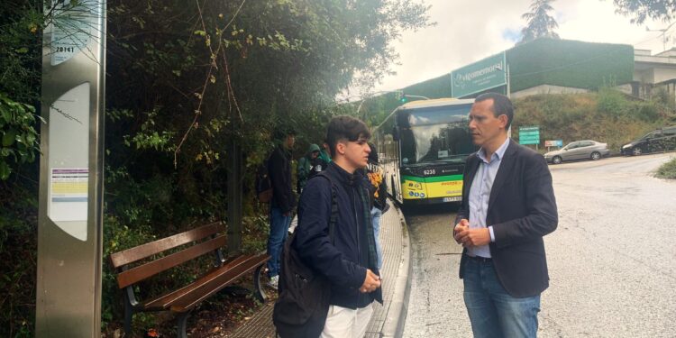 Instan al Concello a adecuar las frecuencias de Vitrasa a los horarios del alumnado del IES Carlos Casares
