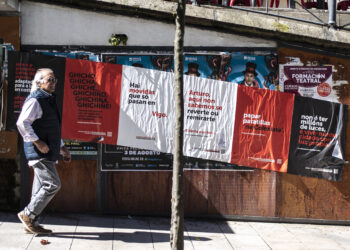 Carteles muy vigueses convierten la urbe en un enigma y desafían a sus vecinos a resolverlo: ¿te animas?