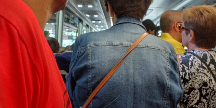Denuncian que los pasajeros del bus Vigo-Baiona viajan de pie o se quedan en tierra por falta de sitio