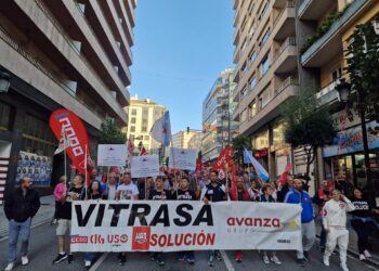 Decenas de trabajadores de Vitrasa protestan en Vigo: «¡Menos luces, más autobuses; alcalde dimisión!»