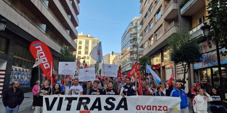 Decenas de trabajadores de Vitrasa protestan en Vigo: «¡Menos luces, más autobuses; alcalde dimisión!»