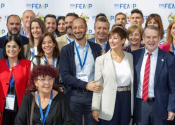 La alcaldesa de A Coruña, vicepresidenta de la FEMP en la despedida del alcalde de Vigo