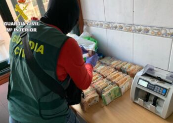 El operativo antidroga dirigido en Cangas culmina con 15 detenidos y la intervención de hachís, cocaína y MDMA