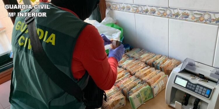 El operativo antidroga dirigido en Cangas culmina con 15 detenidos y la intervención de hachís, cocaína y MDMA