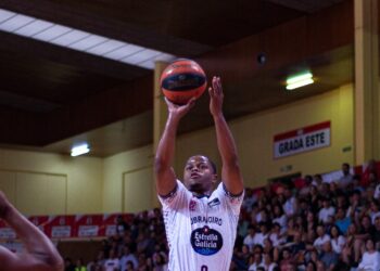El Valencia Basket se lleva el primer Torneo Cidade de Vigo